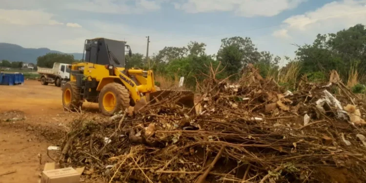 Em diversos pontos da cidade foi realizada retirada de entulho, entre eles, este trecho da rodovia TO-020 – Foto Divulgação