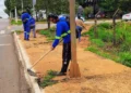 Entre os serviços, a capina dos meios-fios é realizada para deixar as calçadas mais trafegáveis – Foto Chico Sisto