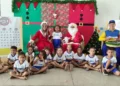 "Querido Papai Noel, gostaria de ganhar uma linda sereia" – o trecho faz parte da cartinha da aluna Heloísa Souza Santos destinada ao Bom Velhinho. Como a pequena Heloísa, várias outras crianças atendidas pelo Centro Municipal de Educação Infantil (Cmei) Araras em Palmas puderam entregar pessoalmente suas cartas durante a abertura da campanha Papai Noel dos Correios 2025, que aconteceu na manhã desta sexta-feira, 7, num momento festivo na unidade educacional.
Ao som de cantos natalinos preparados pela equipe do Cmei, as crianças receberam o Papai Noel com muita expectativa e alegria no pátio da unidade. Na sequência, o Bom Velhinho ainda percorreu todas as salas de aula para recolher as cartinhas e também abraçar a criançada.
A diretora do Cmei Araras, Luana Soares Mendes, destacou a alegria e expectativa das crianças com a presença do Papai Noel na unidade. "As crianças aprendem desde cedo que o Natal é muito mais do que ganhar. É dividir, ajudar e olhar para o outro. Hoje elas viveram esse espírito de forma muito bonita", observou.
A iniciativa, tradicional em todo o país, vai mais um ano mobilizar a sociedade para atender aos pedidos de crianças em situação de vulnerabilidade social, por meio da adoção de cartas enviadas pelos pequenos. O evento de lançamento reuniu alunos, professores, representantes dos Correios e a Secretária Municipal da Educação, Anice de Souza Moura, que na oportunidade agradeceu a parceria dos Correios.
"A campanha Papai Noel dos Correios nos lembra que educar também é cultivar a solidariedade. Quando a comunidade se envolve, quando cada carta é adotada, nós mostramos a elas que o mundo pode, sim, ser um lugar mais acolhedor. Estamos felizes que este ano a Campanha vai atender mais de 1.600 crianças matriculadas em cinco unidades educacionais da rede", falou Anice parabenizando a campanha.
Durante o lançamento, a equipe dos Correios explicou como funciona o processo de participação: as cartas escritas pelas crianças são disponibilizadas para adoção no site oficial da campanha ou em pontos físicos previamente organizados. Quem desejar colaborar poderá escolher uma ou mais cartas, adquirir o presente solicitado e entregá-lo no ponto indicado pelos Correios até a data final da campanha.
O superintendente dos Correios no Tocantins, José Luiz da Cunha, aproveitou o momento para destacar a importância social da campanha e o compromisso da instituição com a comunidade. "O Papai Noel dos Correios é um projeto que nasce do coração dos nossos trabalhadores e se fortalece com a participação da sociedade. São milhares de cartas que carregam sonhos simples, mas cheios de significado. Quando alguém decide adotar uma carta, está oferecendo mais que um presente: está oferecendo acolhimento, atenção e esperança. Para nós, é uma alegria lançar a campanha aqui no Cmei Araras e ver no brilho dos olhos das crianças o verdadeiro sentido do Natal", salientou.