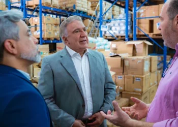 Governador Laurez Moreira visita centro de distribuição da SES/TO, acompanhado do secretário de Estado da Saúde, Vânio Rodrigues - Hiroshi Fukushima/Governo do Tocantins