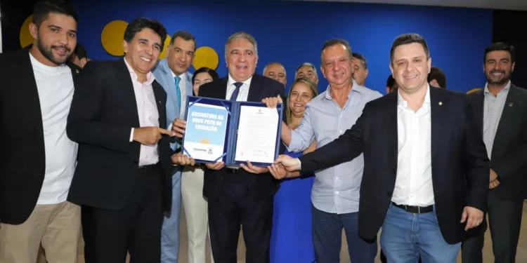 Em ato histórico, governador Laurez Moreira sanciona novo PCCR da Educação e garante valorização da categoria após 10 anos de espera; Adilvan Nogueira/Governo do Tocantins