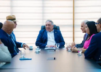 Governador Laurez Moreira recebeu o presidente do Tribunal de Contas do Tocantins, conselheiro Alberto Sevilha, juntamente com o procurador-geral de Contas, Oziel Pereira dos Santos, para a entrega oficial da lista tríplice destinada à escolha do novo Procurador-Geral de Contas para o biênio 2026/2027