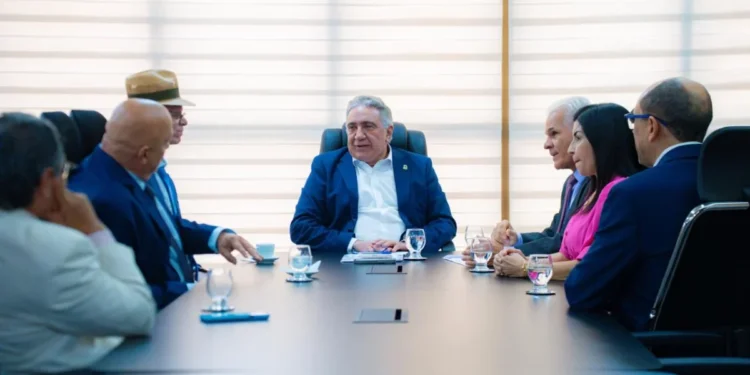 Governador Laurez Moreira recebeu o presidente do Tribunal de Contas do Tocantins, conselheiro Alberto Sevilha, juntamente com o procurador-geral de Contas, Oziel Pereira dos Santos, para a entrega oficial da lista tríplice destinada à escolha do novo Procurador-Geral de Contas para o biênio 2026/2027