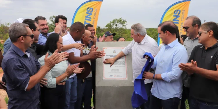 Governador Laurez Moreira entrega ponte sobre o Rio Vermelho e reforça integração entre Lagoa do Tocantins e São Félix, no Jalapão (Adilvan Nogueira/Governo do Tocantins)