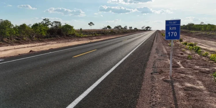 Obras de pavimentação da TO-387 entre Conceição e Taipas do Tocantins chegam a 80% de conclusão