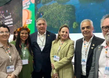 Governador Laurez Moreira , ladeado pela secretário da Semarh, Divaldo Rezende, presidente da Tocantins Parceria, Aleandro Lacerda, primeira-dama, Dra Ângela Prudente, secretária dos Povos Originários, Narúbia Werreria e a superintendente Marli Santos (Dir. para esquerda) - Divulgação Semarh