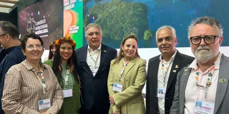 Governador Laurez Moreira , ladeado pela secretário da Semarh, Divaldo Rezende, presidente da Tocantins Parceria, Aleandro Lacerda, primeira-dama, Dra Ângela Prudente, secretária dos Povos Originários, Narúbia Werreria e a superintendente Marli Santos (Dir. para esquerda) - Divulgação Semarh