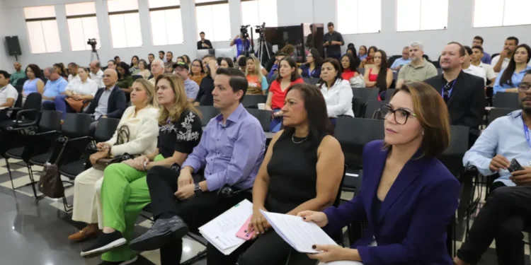 Audiência pública realizada no auditório da Unitins reuniu prefeitos e secretários municipais. Washington Luiz /Governo do Tocantins.