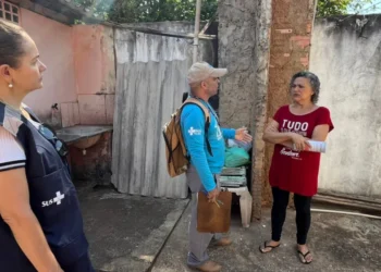 A professora Lúcia recebeu uma visita domiciliar dos agentes de endemias e ouviu as orientações de combate ao mosquito