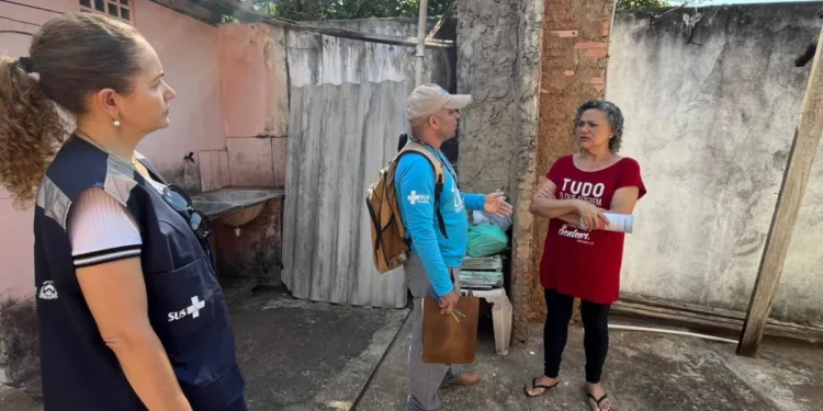 A professora Lúcia recebeu uma visita domiciliar dos agentes de endemias e ouviu as orientações de combate ao mosquito