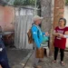 A professora Lúcia recebeu uma visita domiciliar dos agentes de endemias e ouviu as orientações de combate ao mosquito