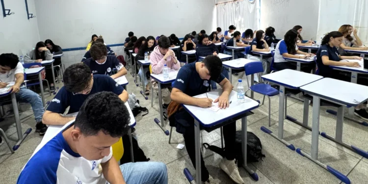 Gabriela Rossi/Governo do Tocantins

O Governo do Tocantins, por meio da Secretaria de Estado da Educação (Seduc), promoveu nos últimos meses uma campanha intensa de preparação para as provas do Sistema de Avaliação da Educação Básica (Saeb), o que refletiu diretamente na taxa de participação histórica dos estudantes.

Para que os resultados do Saeb sejam considerados válidos e a escola tenha seu desempenho computado no Índice de Desenvolvimento da Educação Básica (Ideb), é necessário atingir um percentual mínimo de 80% de estudantes participantes. Nesta edição a educação tocantinense conquistou uma participação expressiva dos estudantes. Do Ensino Fundamental, 96,15% dos estudantes do  5º ano e 95,68% do 9º ano realizaram a avaliação, enquanto no Ensino Médio 95,30% dos estudantes da 3ª série compareceram.

Com o papel de coordenar a mobilização de toda a rede, a Seduc promoveu orientação técnica e suporte pedagógico às escolas com a distribuição de recursos, formações continuadas de professores e o desenvolvimento de projetos educacionais que visam o avanço nos níveis de proficiência. Além disso, também foi lançada uma campanha nas redes sociais para incentivar as escolas da rede estadual a mostrarem a preparação para a aplicação das provas.

A campanha convidou estudantes, professores e gestores a compartilharem suas experiências e iniciativas voltadas para o fortalecimento da aprendizagem. Os vídeos foram compartilhados nas redes sociais, dando visibilidade às mobilizações e o engajamento estudantil.

As Superintendências Regionais de Educação (SREs) também tiveram um papel importante, atuando como o elo vital entre a Seduc e as unidades escolares, realizando o monitoramento das ações e fortalecendo a confiança no processo.

Nas unidades escolares, as equipes usaram da criatividade para promover ações motivacionais e pedagógicas envolvendo estudantes, professores e até as famílias. Foram realizados mutirões de estudos, gincanas do conhecimento, sorvetadas, aulões especiais, competições interativas e jogos educativos, com o intuito de revisar os conteúdos de forma mais leve e dinâmica.

A superintendente de Educação Básica da Seduc, Celestina Souza, revela que foi gratificante ver o empenho e a energia de cada equipe escolar nesse processo. "O engajamento e envolvimento de toda a comunidade escolar foi um sucesso, e toda essa campanha reflete na participação expressiva dos estudantes. Vamos fazer com que os nossos resultados traduzam verdadeiramente o quanto a gente está trabalhando", afirmou.

Para a estudante do 9º ano do Colégio Estadual Dr Abner Araújo Pacini, de Almas, Maria Eduarda Batista, fazer o Saeb foi uma experiência muito boa e diferente. "A gente se preparou o ano todo, quando vi as questões, percebi que já tinha estudado quase tudo parecido. Durante esse tempo, a escola incentivou a gente o tempo todo, fizemos vários vídeos com os professores, a direção e a coordenação, foi muito legal", comentou.

 

Saeb

Coordenado pelo Instituto Nacional de Estudos e Pesquisas Educacionais Anísio Teixeira (Inep), o Saeb é uma avaliação em larga escala que tem como principal função produzir um diagnóstico abrangente sobre o nível de aprendizagem dos estudantes em diferentes etapas da educação básica nas disciplinas de Língua Portuguesa e Matemática.

Participam do exame os estudantes do 5º e 9º anos do ensino fundamental e da 3ª série do ensino médio.

As redes estaduais e municipais utilizam os resultados da avaliação como um espelho da realidade educacional, permitindo que gestores, diretores e professores analisem a série de desempenho e planejem ações pedagógicas específicas, ajustadas às necessidades de cada escola e estudante.