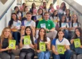 Estudantes felizes com mais um livro a ser lançado -  Divulgação/Seduc/Governo do Tocantins