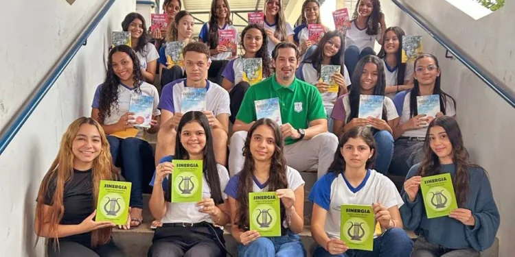 Estudantes felizes com mais um livro a ser lançado -  Divulgação/Seduc/Governo do Tocantins