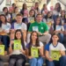 Estudantes felizes com mais um livro a ser lançado -  Divulgação/Seduc/Governo do Tocantins