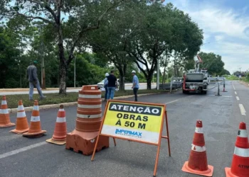 Motoristas devem ficar atentos à sinalização ao trafegarem pela Avenida NS-02, nas proximidades do Relógio das Flores - Foto Dora Maria