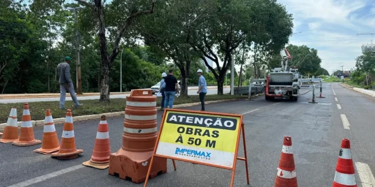 Motoristas devem ficar atentos à sinalização ao trafegarem pela Avenida NS-02, nas proximidades do Relógio das Flores - Foto Dora Maria