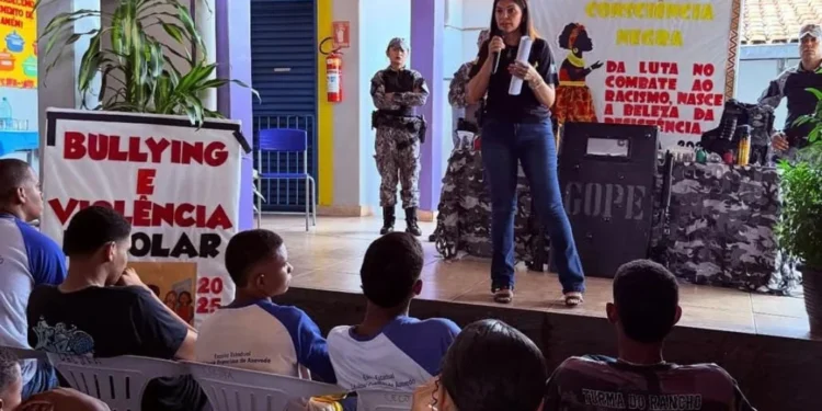 Os alunos participaram ativamente, fazendo perguntas e interagindo com a palestrante - Foto: Divulgação PCTO