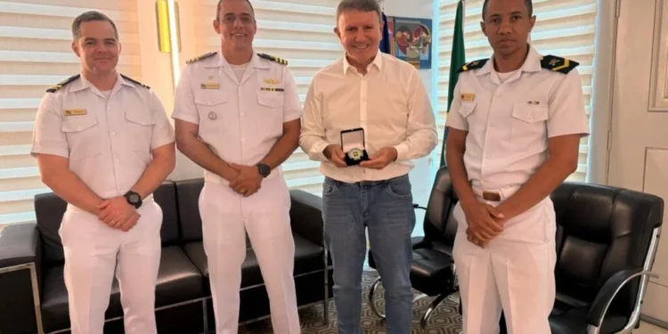 Prefeito Eduardo Siqueira Campos é homenageado pelo Exército e pela Marinha em reconhecimento ao apoio institucional