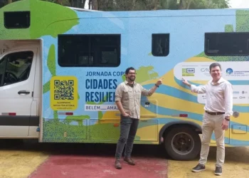 Registro de viagem de Sérgio Myssior (à dir), presidente do Ibam , e Thiago Metzker, coordenador-executivo do instituto, em frente ao motorhome da Expedição Road to COP30 – Foto Ibam Divulgação