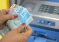 Salário e primeira parcela do 13° estará disponível para saque nesta sexta-feira, 28 – Foto Edu Fortes