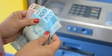 Salário e primeira parcela do 13° estará disponível para saque nesta sexta-feira, 28 – Foto Edu Fortes