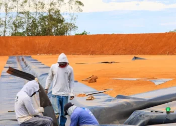 Serviços de instalação da manta impermeabilizante, estrutura que protege o solo contra contaminações