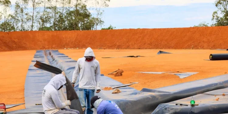 Serviços de instalação da manta impermeabilizante, estrutura que protege o solo contra contaminações
