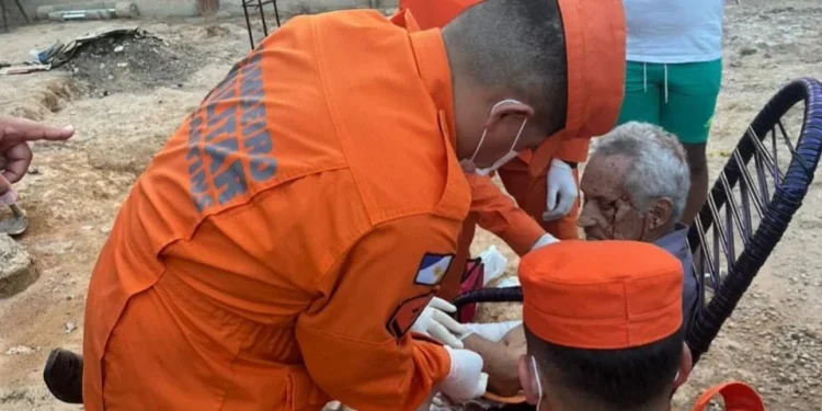 Vitima de tentativa de homicídio recebe os primeiros socorros do Corpo de Bombeiros – Foto GMP