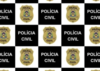 Comandadas pela delegada titular da DECA, Danyelle Toigo, as ações investigativas foram deflagradas assim que a PC/TO foi informada sobre o caso, ocorrido na última segunda-feira, dia 10, por volta das 10h, na Quadra 804 Sul, em Palmas. Na ocasião, os dois adolescentes abordaram a vítima, um idoso de 77 anos, e, armados com uma faca, exigiram os pertences do homem. Em dado momento, um dos adolescentes desferiu um golpe de faca na região abdominal do idoso. O homem foi socorrido e encaminhado para receber atendimento médico. Eles conseguiram levar o aparelho celular e fugiram em seguida. De imediato, a delegada e sua equipe iniciaram as diligências, sendo que, no dia 12, a autoridade policial representou pela internação dos adolescentes, pleito que foi deferido pelo juiz da Vara da Infância da Comarca de Palmas. No último dia 13, um dos adolescentes envolvidos no caso se apresentou à DECA, onde foi dado cumprimento ao mandado de internação. O outro adolescente se apresentou espontaneamente à Delegacia nesta sexta-feira. Dessa forma, os dois passarão por audiência de apresentação e, em seguida, serão conduzidos ao Centro de Internação Provisória (CEIP-Palmas), onde aguardarão manifestação do Poder Judiciário. Um dos adolescentes envolvidos no caso já possui passagem pela Polícia por ato infracional análogo a furto. A delegada titular da DECA, Danyelle Toigo, destacou que a pronta ação da Polícia Civil gerou uma resposta imediata, a qual resultou na apreensão dos adolescentes pelo ato infracional grave, garantindo que as medidas socioeducativas cabíveis sejam aplicadas conforme dispõe o Estatuto da Criança e do Adolescente (ECA).