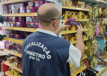 Equipe técnica da área de Qualidade verifica se pisca pisca tem o Selo Inmetro no plugue - Fotos: Brenda Ramos/Governo do Tocantins