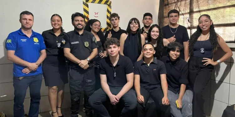 Peritos realizam simulação de cena de crime em feira de ciências de escola estadual de Palmas