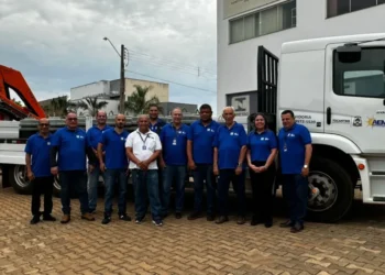 Fiscais da Agência de Metrologia, ao lado dos gestores da pasta, recebem novo equipamento de trabalho - Brenda Ramos /Governo do Tocantins