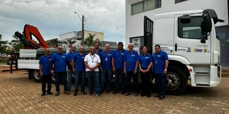 Fiscais da Agência de Metrologia, ao lado dos gestores da pasta, recebem novo equipamento de trabalho - Brenda Ramos /Governo do Tocantins