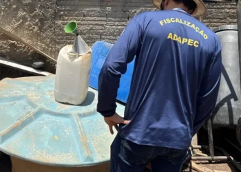 Fiscais da Adapec encontraram produtos agrotóxicos fracionados. Foto - Divulgação Adapec
