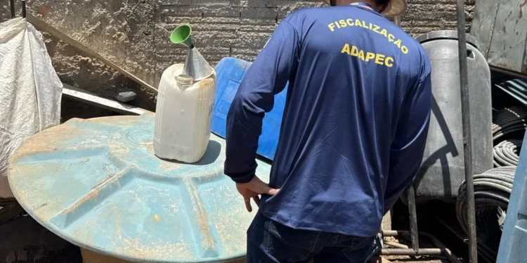 Fiscais da Adapec encontraram produtos agrotóxicos fracionados. Foto - Divulgação Adapec