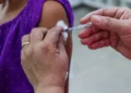 Grupos prioritários de Palmas começam a tomar vacina atualizada da gripe
