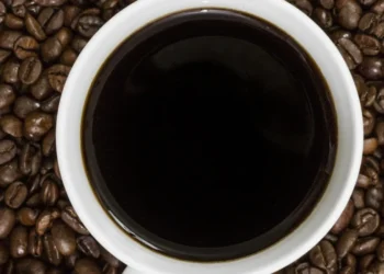 Aliado da energia é inimigo do sono; entenda como o café pode ser prejudicial à saúde