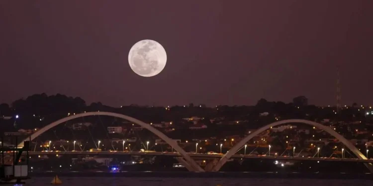 Superlua aparece em todo o Brasil na próxima quarta-feira (5/11)