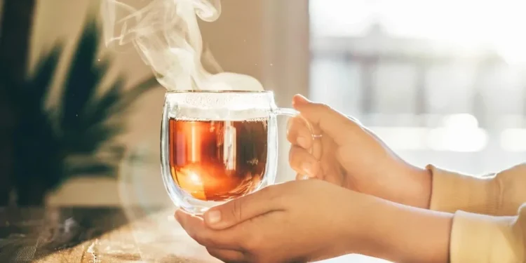 Beber água, café e chá está ligado a maior longevidade, aponta estudo