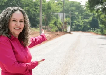 Prefeita Josi Nunes mostra obra de pavimentação asfáltica em andamento.

Crédito: Prefeitura de Gurupi