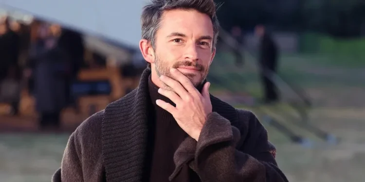 Jonathan Bailey é eleito o homem mais sexy do mundo pela People