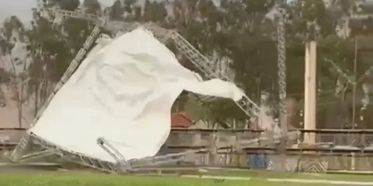 Vendaval arranca e arrasta estrutura de palco de show em MS