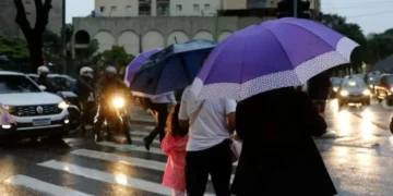 Frente fria se aproxima e traz muita chuva ao país; confira o clima
