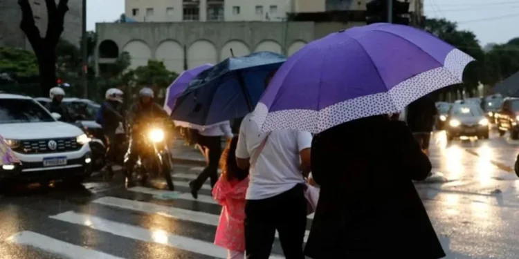 Frente fria se aproxima e traz muita chuva ao país; confira o clima
