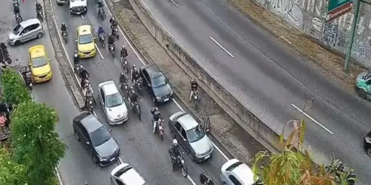 Ônibus pega fogo e interdita o Túnel Rebouças no Rio de Janeiro