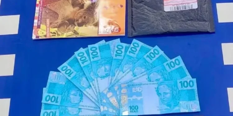 Adolescente de 17 anos é flagrado ao receber encomenda com R$ 1 mil em dinheiro falso nos Correios