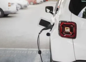 Até o momento, 41 países garantiram que, até 2040, toda sua frota de veículos médios e pesados será elétrica — Foto: Freepik