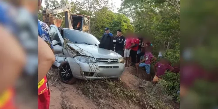 Motorista morre após carro cair em rio na TO-010, em Babaçulândia — Foto: Corpo de Bombeiros/Divulgação