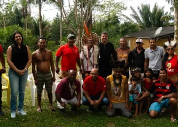 Indígenas da aldeia Tupinambá do Acuípe de Cima, com ativadores de crédito e assistência técnica. — Foto: Rafael Peixoto / g1